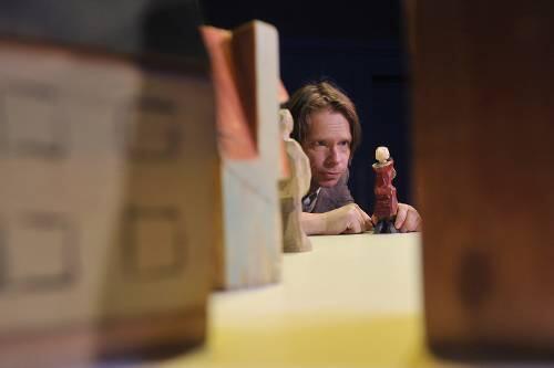Probe im Künstlerhaus:  Puppenspieler Tristan Vogt.