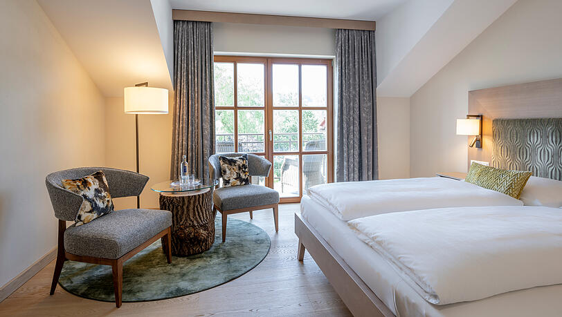 Gem&uuml;tlich und modern &ndash; Naturgenusszimmer mit Balkon, buchbar ab 143,50 Euro pro Person und Nacht inklusive Fr&uuml;hst&uuml;ck, Nachmittagsmahlzeit, 4-Gang-Men&uuml; am Abend und vieles mehr wie die aktivCARD Bayerischer Wald (130 kostenfreie Aktivit&auml;ten).