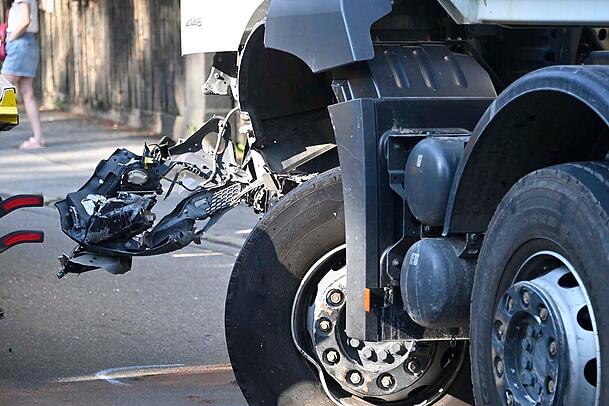 Der Fahrer des BMWs wurde schwer verletzt ins Krankenhaus gebracht. Der Fahrer des BMWs wurde schwer verletzt ins Krankenhaus gebracht.