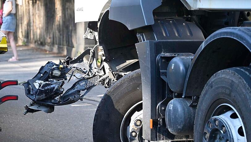 Der Fahrer des BMWs wurde schwer verletzt ins Krankenhaus gebracht. Der Fahrer des BMWs wurde schwer verletzt ins Krankenhaus gebracht.