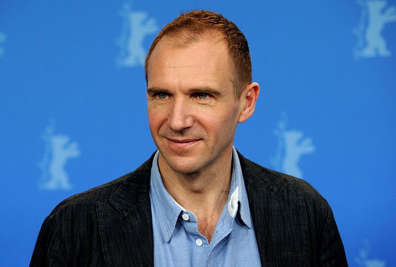 RALPH FIENNES (48), britischer Schauspieler, beklagt den Verfall der Sprache &ndash; und macht dafür auch den Kurznachrichtendienst Twitter verantwortlich. Die Welt bestünde nur noch aus &bdquo;verstümmelten Sätzen, Sprüchen und Twitter&ldquo;, sagte er laut &bdquo;The Telegraph&ldquo; beim BFI London Film Festival. Das würde gar soweit gehen, dass &bdquo;ein Wort mit mehr als zwei Silben für uns ein Problem ist&ldquo;, meinte der Schauspieler (&bdquo;Harry Potter&ldquo; - Voldemort).

Längst sei die Sprache nicht mehr so prachtvoll und farbig wie noch zu Shakespeares Zeiten. Das aber sei auch völlig klar, meint Fiennes mit Blick auf Twitter, wenn &bdquo;die Leute versuchen, so viel Information wie möglich in 140 Zeichen zu pressen.&ldquo; Mit dem Shakespeare-Film &bdquo;Coriolanus&ldquo; stellte Fiennes in dieser Woche sein Regiedebüt bei dem Londoner Filmfestival vor.
