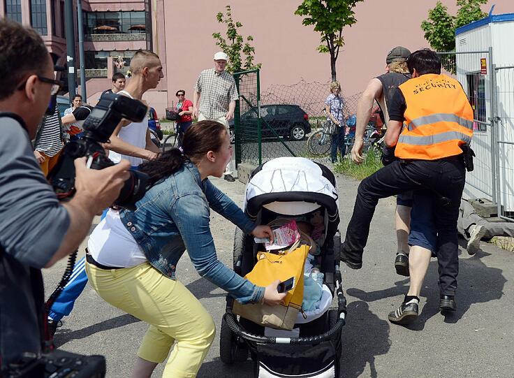 Die Femen-Aktion beim "Barbie-Dreamhouse" in Berlin. Die Bilder