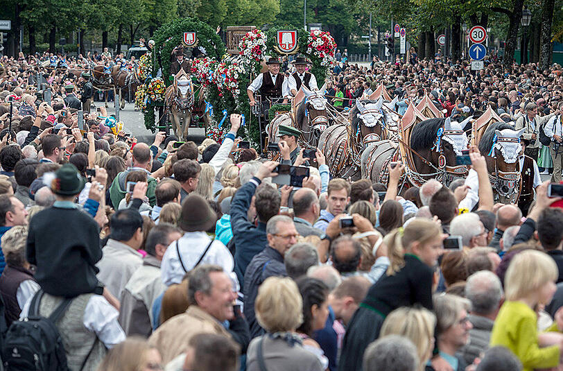 Etliche Schaulustige beobachteten den traditionellen Wirte-Einzug.