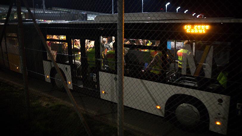 Flughafen München: Neben den Migranten befinden sich zahlreiche Polizeikräfte im Bus.