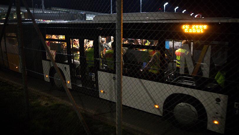 Flughafen München: Neben den Migranten befinden sich zahlreiche Polizeikräfte im Bus. Flughafen München: Neben den Migranten befinden sich zahlreiche Polizeikräfte im Bus.