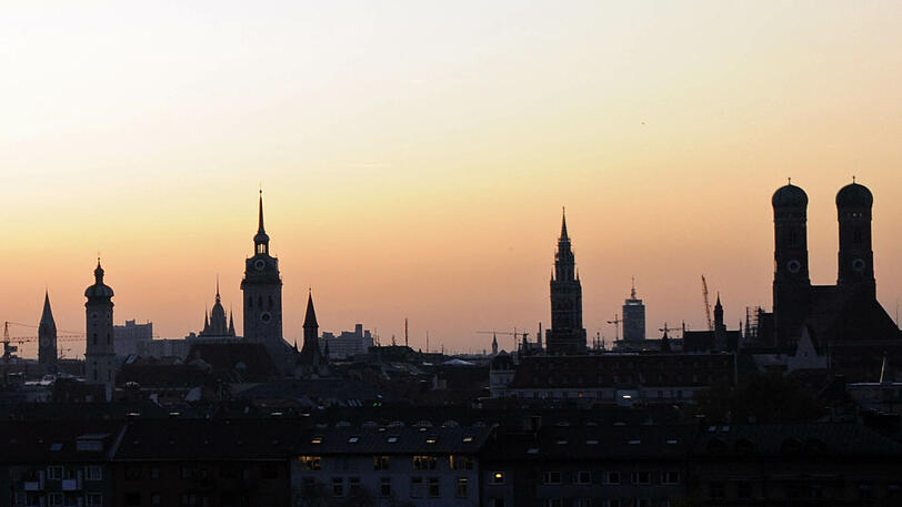Schön, dieser Blick vom Landtag aus auf die Skyline von München. Gerade in der Innenstadt sind Wohnungen begehrt, bei Mietern und Käufern &ndash; es wird immer schwerer, dort fündig zu werden. Das treibt die eh schon happigen Preise leider weiter in die Höhe.
