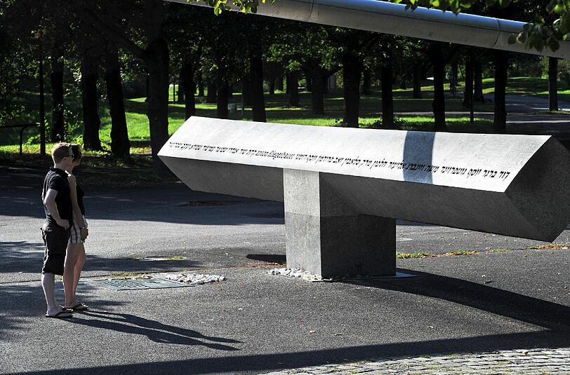 Das Denkmal für die Opfer des Olympia-Attentats von 1972 zählt zu den bekanntesten in München - die neue Vortragsreihe in der Säulenhalle der alten Münze, möchte weitere näher bringen.