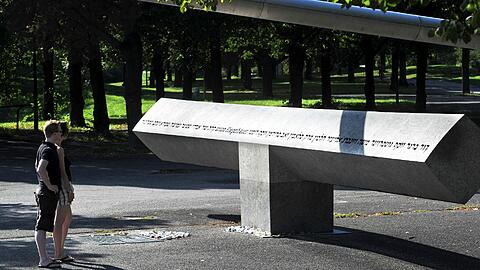 Das Denkmal für die Opfer des Olympia-Attentats von 1972 zählt zu den bekanntesten in München - die neue Vortragsreihe in der Säulenhalle der alten Münze, möchte weitere näher bringen.