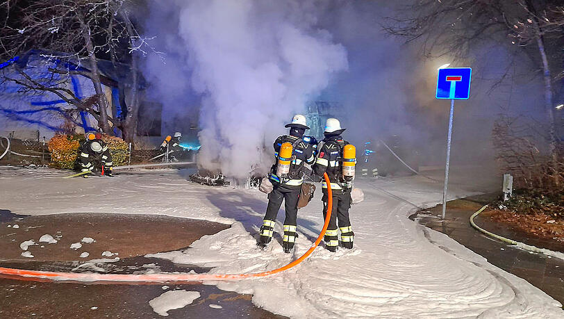 Als die Feuerwehr am Einsatzort eingetroffen ist, stand der Transporter bereits in Vollbrand.