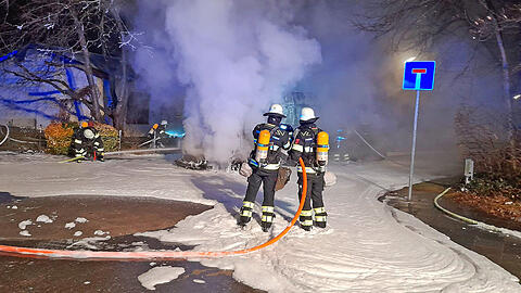 Als die Feuerwehr am Einsatzort eingetroffen ist, stand der Transporter bereits in Vollbrand.