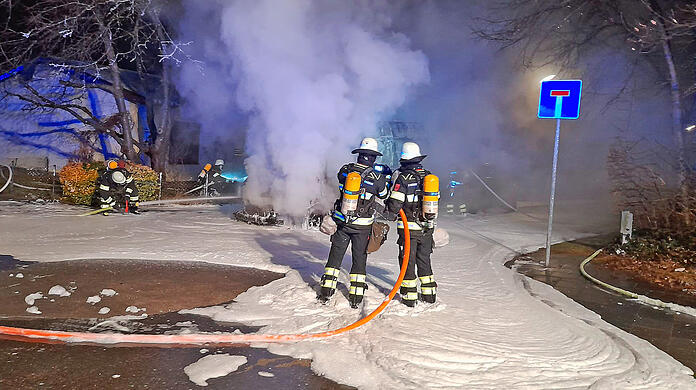 Als die Feuerwehr am Einsatzort eingetroffen ist, stand der Transporter bereits in Vollbrand.
