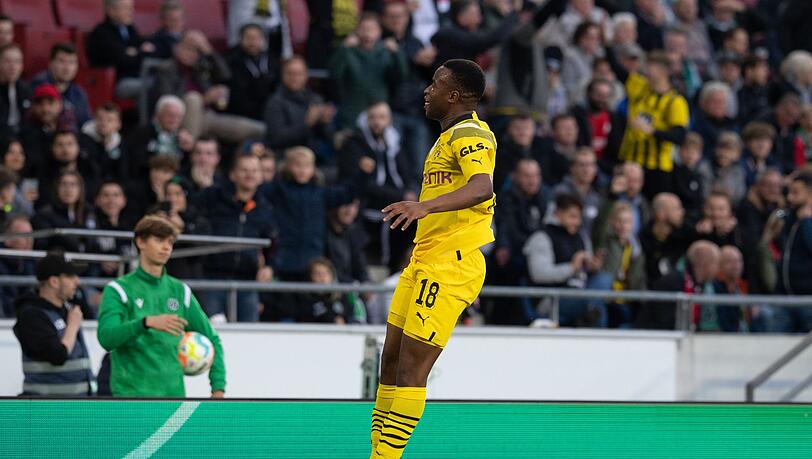 Dortmunds Youssoufa Moukoko jubelt nach seinem Tor zum 0:1.