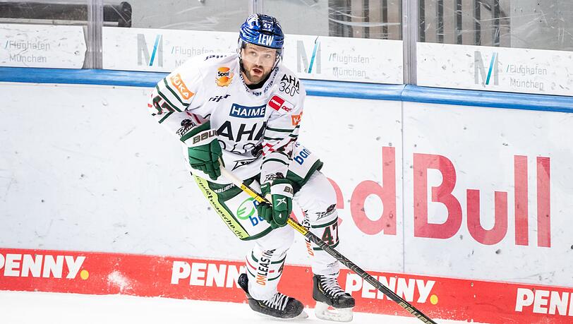 Wade Bergman von Augsburg spielt den Puck.
