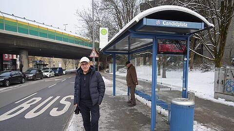 Roland Peter hat an der Haltestelle Candidplatz: Seitdem der Takt vom 52er Bus halbiert ist, ist ihm das Busfahren aber vergangen. Der Bus ist überfüllt – und das in der Virenzeit.