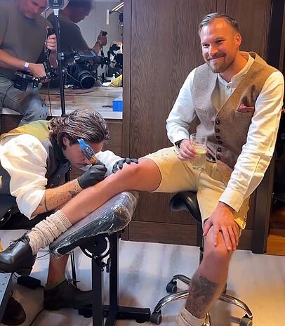 Kevin Großkreutz lässt sich ein Fisch auf das Bein tötowieren. Kevin Großkreutz lässt sich ein Fisch auf das Bein tötowieren.