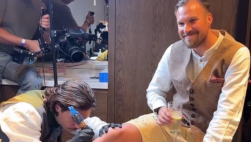 Kevin Großkreutz lässt sich ein Fisch auf das Bein tötowieren.