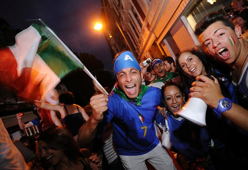 Ausgelassene Stimmung auch in Rom, Turin und Neapel.