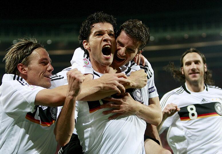 Was für eine Befreiung! Ballack hat mit einem Hammer-Freistoß gegen Österreich die DFB-Elf ins Viertelfinale der Euro 2008 geschossen.