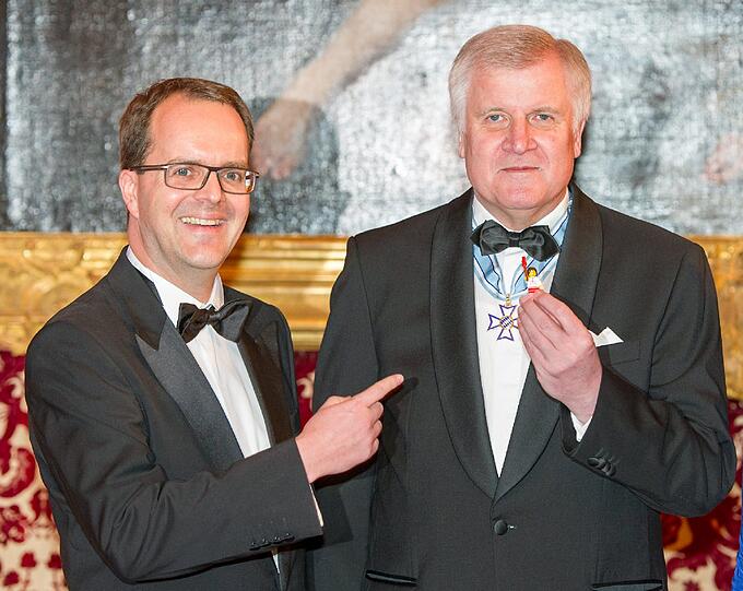 Horst Seehofer (CSU, r) mit dem SPD-Fraktionsvorsitzenden im Bayerischen Landtag Markus Rinderspacher (SPD), der ein Geschenk überreicht hatte.