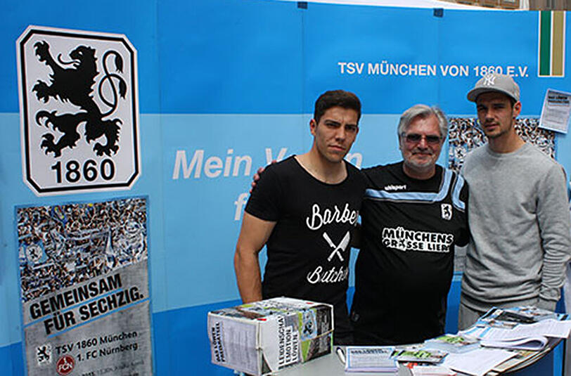 1860-Behindertenbeauftragter Detlef Ludwig Filipski (Mitte) mit den beiden Löwen-Profis Stefan Ortega (li.) und Christopher Schindler (re.) vor dem Infostand
