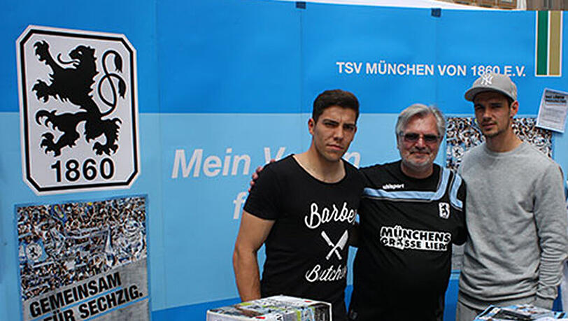 1860-Behindertenbeauftragter Detlef Ludwig Filipski (Mitte) mit den beiden Löwen-Profis Stefan Ortega (li.) und Christopher Schindler (re.) vor dem Infostand