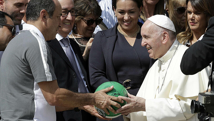 Papst Franziskus erhält einen Fußball, auf dem die Mitglieder des brasilianischen Vereins Chapecoense unterschrieben haben. Papst Franziskus erhält einen Fußball, auf dem die Mitglieder des brasilianischen Vereins Chapecoense unterschrieben haben.
