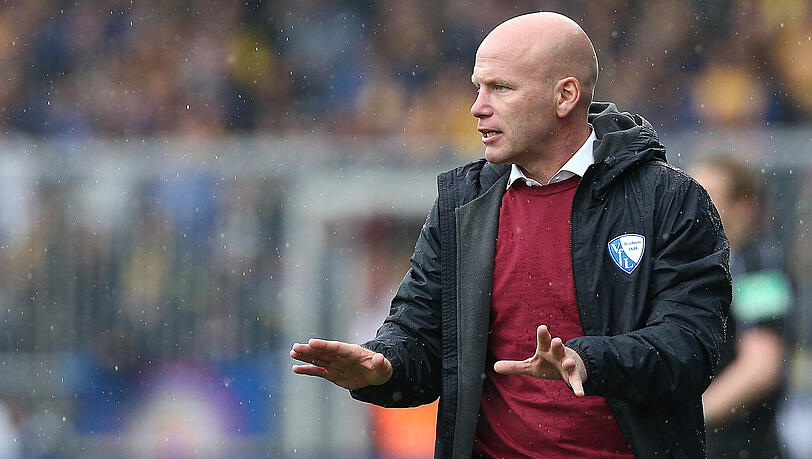 "Jens Rasiejewski hat es durch seine ruhige und sachliche Art geschafft, den Kader wieder auf das Wesentliche zu fokussieren ", sagt VfL-Sportvorstand Christian Hochstätter über den vorherigen U19-Trainer der Bochumer. "Jens Rasiejewski hat es durch seine ruhige und sachliche Art geschafft, den Kader wieder auf das Wesentliche zu fokussieren ", sagt VfL-Sportvorstand Christian Hochstätter über den vorherigen U19-Trainer der Bochumer.