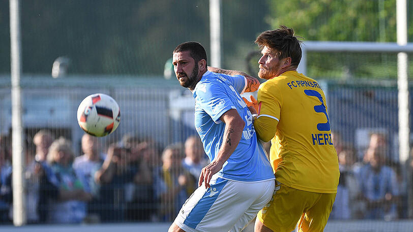 Sascha Mölders - Note 2: Ein Arbeiter der Extraklasse. Kassierte viele Fouls der Pipinsrieder, bereitete aber das 1:0 vor, und traf kurz vor Schluss selbst.