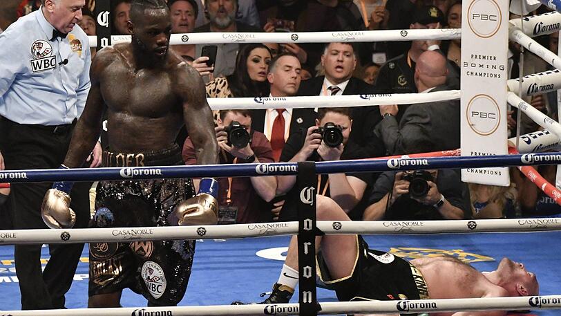 Deontay Wilder boxt Tyson Fury zum zweiten Mal zu Boden, doch dieser stand wieder auf.