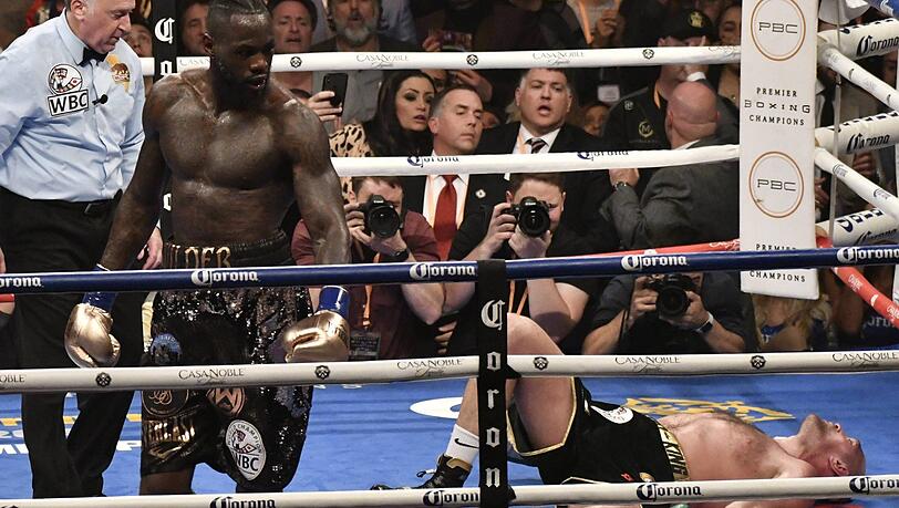 Deontay Wilder boxt Tyson Fury zum zweiten Mal zu Boden, doch dieser stand wieder auf. Deontay Wilder boxt Tyson Fury zum zweiten Mal zu Boden, doch dieser stand wieder auf.