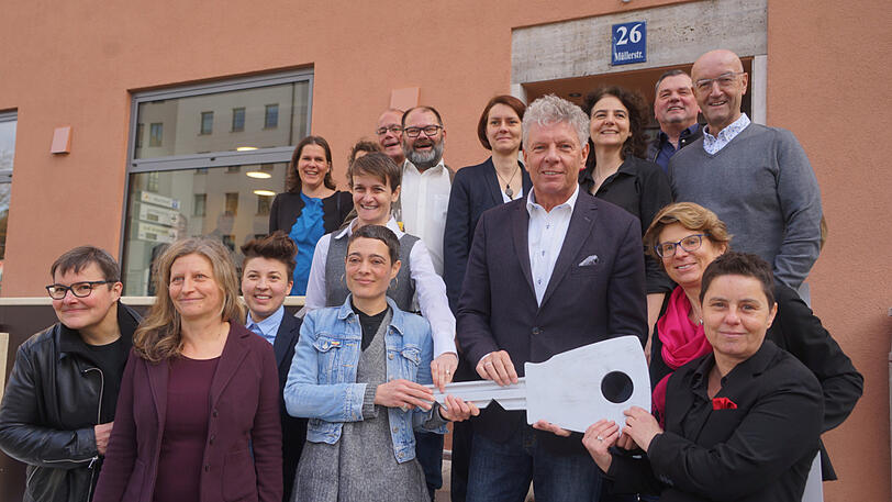 Oberbürgermeister Dieter Reiter persönlich übergab Sabina Lorenz (rechts) und ihren Kolleginnen einen symbolischen Schlüssel für das neue Zentrum.