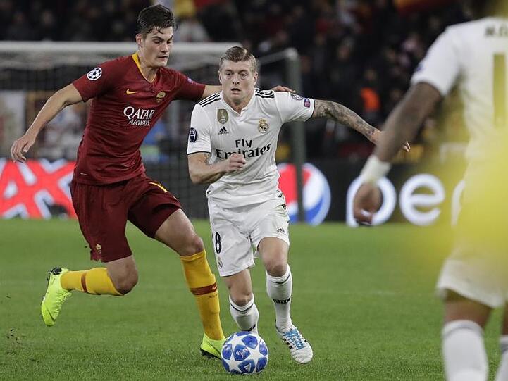 Der Römer Patrik Schick (l) versucht Reals Toni Kroos aufzuhalten.