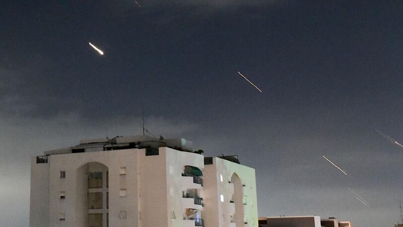 Das israelische Luftabwehrsystem "Iron Dome" feuert, um vom Iran abgefeuerte Raketen abzufangen.