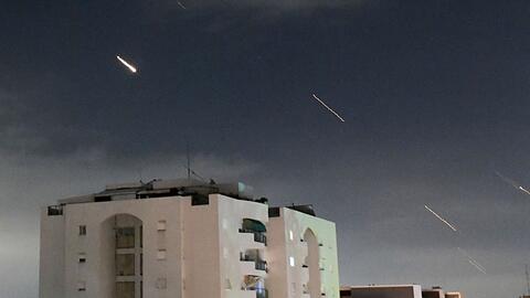 Das israelische Luftabwehrsystem "Iron Dome" feuert, um vom Iran abgefeuerte Raketen abzufangen.