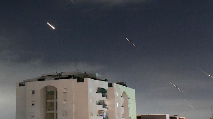 Das israelische Luftabwehrsystem "Iron Dome" feuert, um vom Iran abgefeuerte Raketen abzufangen.