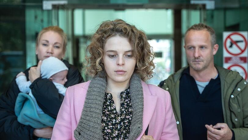 "Mein Kind": Niclas (Maximilian Brückner) und Judith (Lisa Maria Potthoff) wollen ihr Kind persönlich in Kiew abholen, nachdem Oksana (Alina Danko, M.) es dort zur Welt gebracht hat.