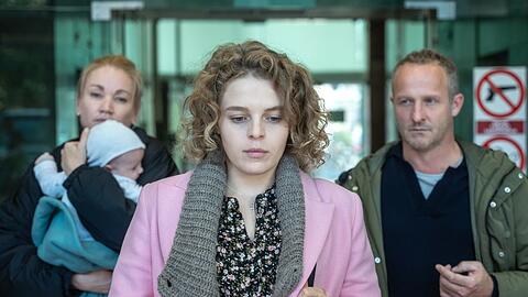 "Mein Kind": Niclas (Maximilian Brückner) und Judith (Lisa Maria Potthoff) wollen ihr Kind persönlich in Kiew abholen, nachdem Oksana (Alina Danko, M.) es dort zur Welt gebracht hat.