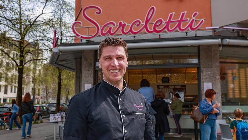 Benjamin Lun ist der Filialleiter der Eisdiele „Sarcletti“ am Rotkreuzplatz. Das seit 1921 bestehende Lokal ist stets gut besucht. Hier wird selbstgemachtes Eis für 2 Euro pro Kugel angeboten.