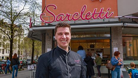 Benjamin Lun ist der Filialleiter der Eisdiele „Sarcletti“ am Rotkreuzplatz. Das seit 1921 bestehende Lokal ist stets gut besucht. Hier wird selbstgemachtes Eis für 2 Euro pro Kugel angeboten.