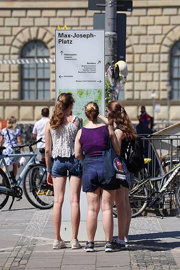Wo samma? Eine kleine Orientierungshilfe vor der Residenz.