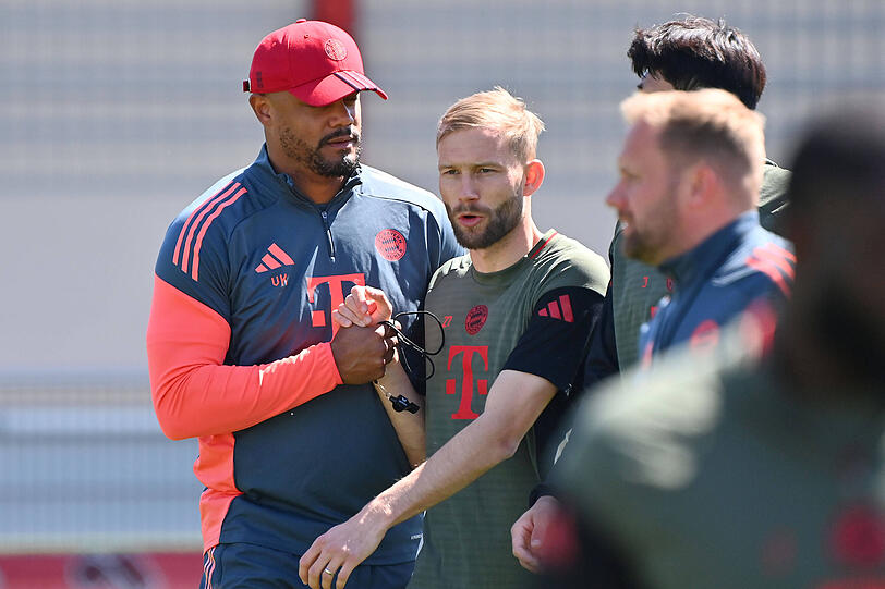 Nicht nur Bayern-Trainer Vincent Kompany (l.) sch&auml;tzt die Vielseitigkeit von Konrad Laimer, doch genau die wird f&uuml;r den &Ouml;sterreicher zum Verhandlungsproblem.