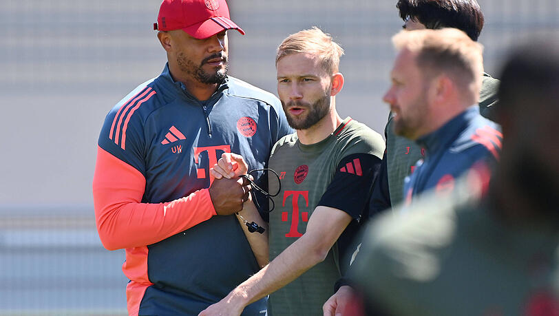 Nicht nur Bayern-Trainer Vincent Kompany (l.) sch&auml;tzt die Vielseitigkeit von Konrad Laimer, doch genau die wird f&uuml;r den &Ouml;sterreicher zum Verhandlungsproblem.