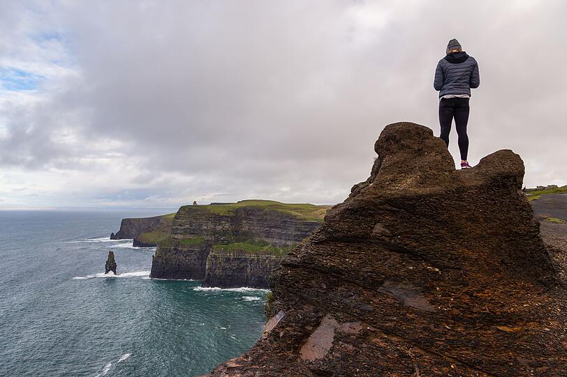 Die Cliffs of Moher an Irlands Westk&uuml;ste geh&ouml;ren zu den beeindruckendsten Naturkulissen Europas. Majest&auml;tisch st&uuml;rzen die Klippen &uuml;ber 200 Meter tief in den Atlantik. Das Panorama ist unvergleichlich, birgt aber auch Gefahren: Starke Winde und fehlende Absperrungen wurden schon f&uuml;r manche Selfie-J&auml;ger zum Verh&auml;ngnis, die sich zu nah an den Rand gewagt haben.