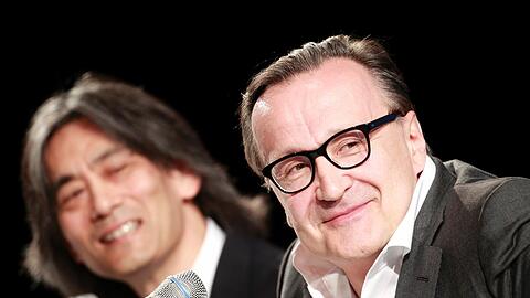 Der Generalmusikdirektor der Bayerischen Staatsoper, Kent Nagano (l.), und der Intendant der Bayerischen Staatsoper, Nikolaus Bachler, sitzen während der Jahrespressekonferenz der Bayerischen Staatsoper auf dem Podium.