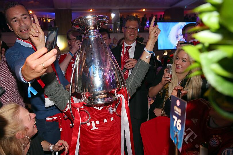 Das es beim Bayern-Bankett ordentlich zugeht, beweist auch dieses Bild. Der Pokal, ein absoluter Partyhit.