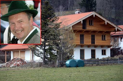 Der Affären-Landrat von Miesbach: Jakob Kreidl (kleines Bild). Die Ermittlungen haben unter anderem sein Privathaus zum Gegenstand, das offenbar in Teilen ein Schwarzbau ist.