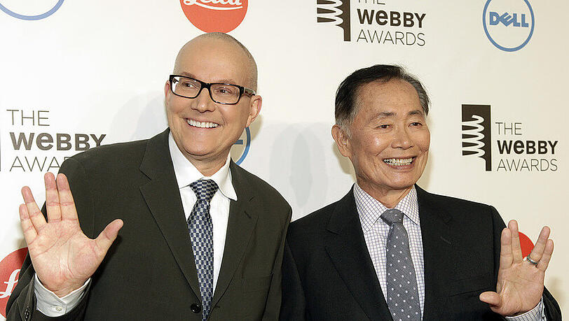 George Takei mit Ehemann Brad auf den Webby Awards im Mai 2014 George Takei mit Ehemann Brad auf den Webby Awards im Mai 2014