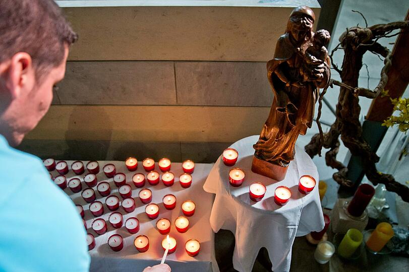 In der Kathedrale der Gemeinde Digne-les-Bains haben am Samstag Hunderte Menschen der Opfer des Flugzeugabsturzes vom Dienstag gedacht.