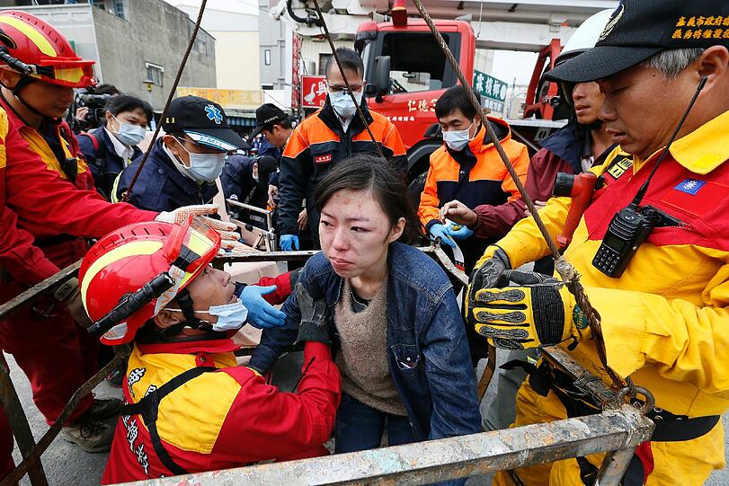 Bei einem schweren Erdbeben in Taiwan kamen mindestens fünf Menschen ums Leben, zahlreiche wurden verletzt. Rettungskräfte suchen seit den Morgenstunden nach Verschütteten.