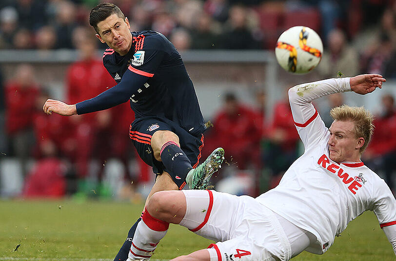 Bayern-Stürmer Robert Lewandowski - hier im Duell mit Frederik Sörensen - erzielte im letzten Bundesliga-Spiel gegen den damals gastgebenden 1. FC Köln am 19. März in der 10. Minute das 1:0-Siegtor.